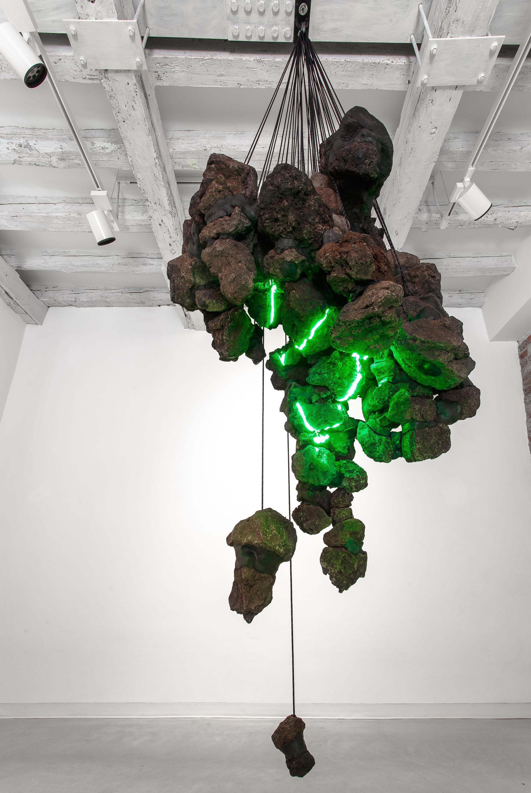 Installation view of Things with endings by Arthur Duff, Things with beginnings, 2015, Lava stones, polyester rope, black modeling clay, 5W green laser "gorge on pebbles"